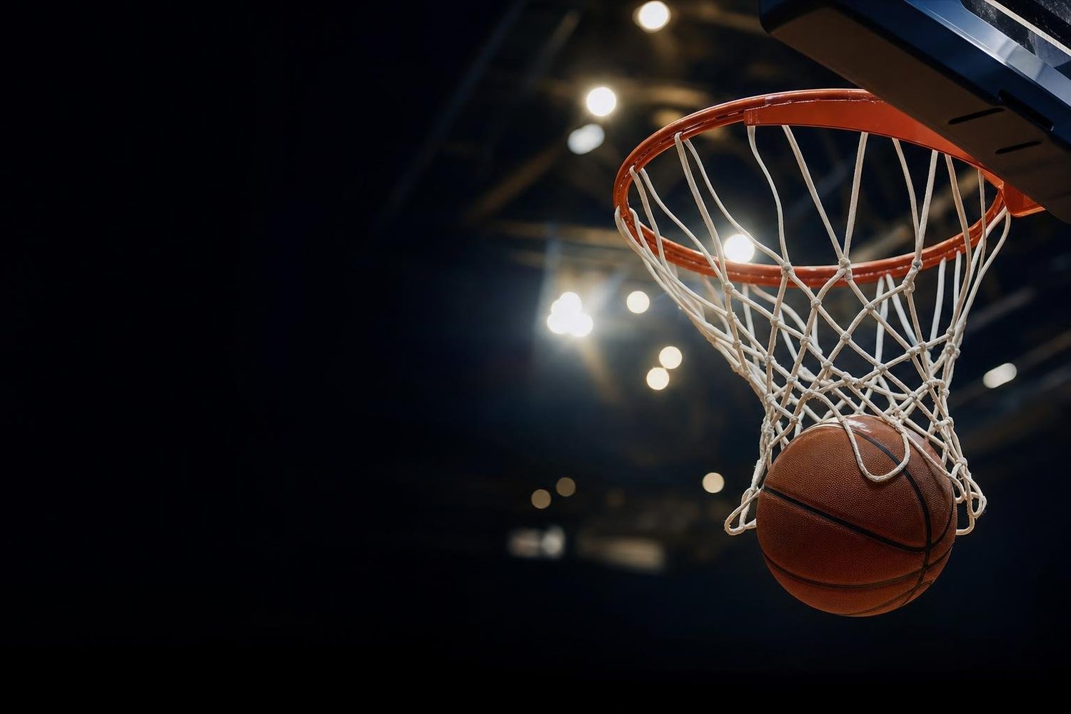 Ein Basketball fällt durch das Netz eines Korbs in einer Halle (mit AI erstelltes Bild)